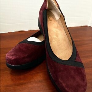 Clarks Artisan Daelyn Hill Women's Wine with black trim slip on Suede Fl…